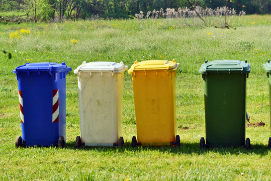 Area di compostaggio con operatori che gestiscono rifiuti organici