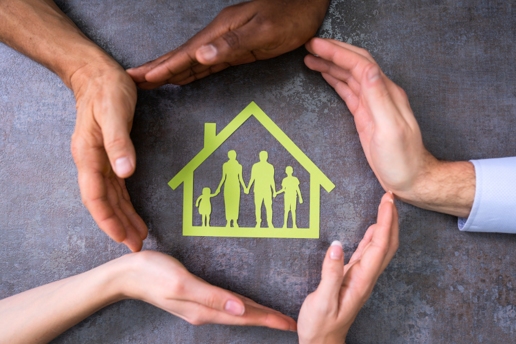 Famiglia che riceve supporto da un’operatrice sociale