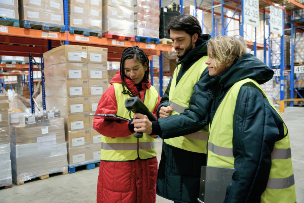 Squadra di operatori che distribuisce aiuti durante un'emergenza